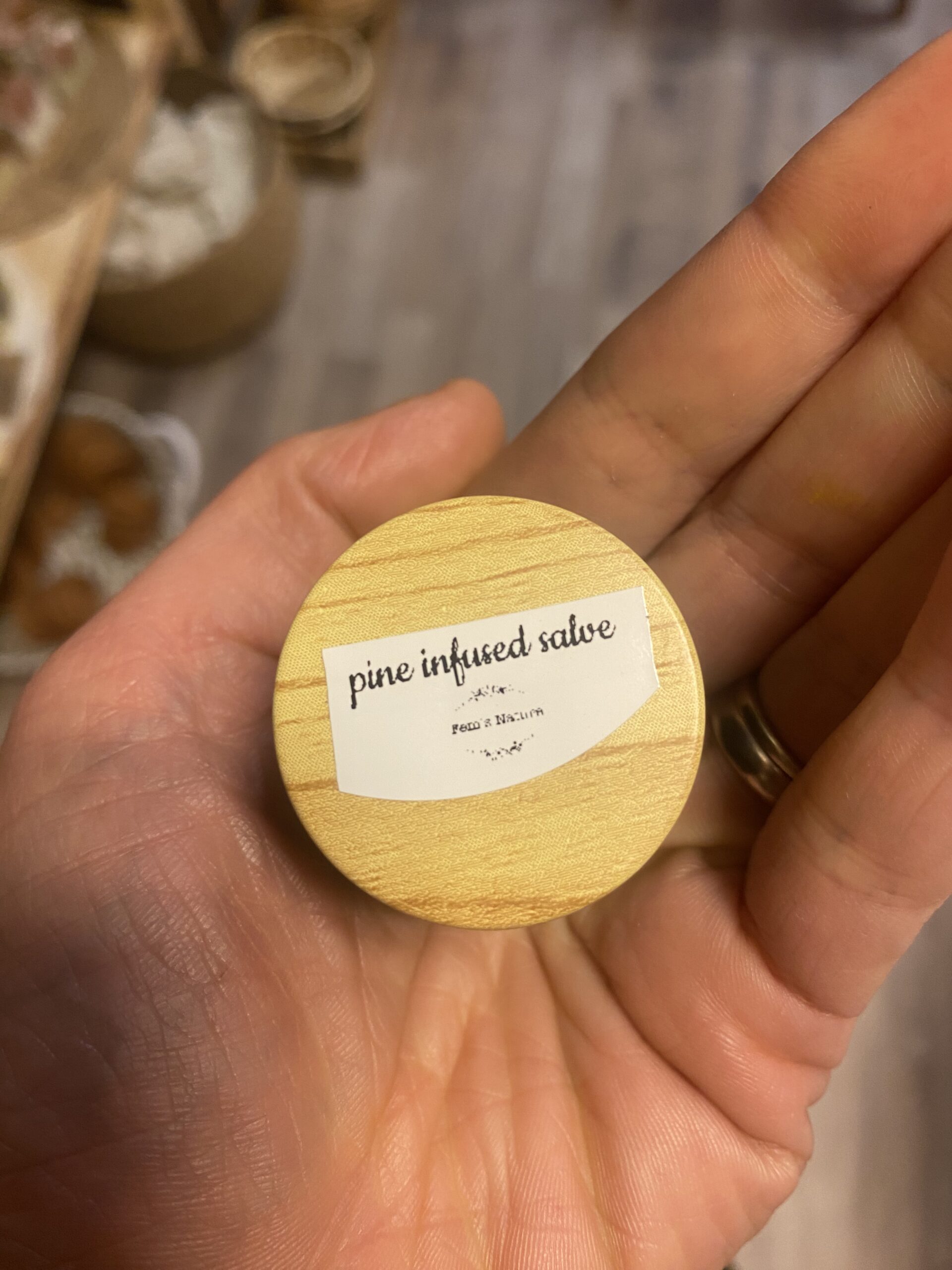 Pine infused zalf klein