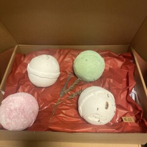 handgemaakte cadeaupakket van 4 bruisballen